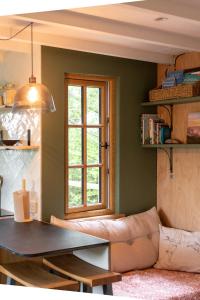 Kuchyň nebo kuchyňský kout v ubytování The Little Green Cabin + 19 fotografií