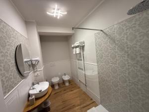 Koupelna v ubytování Emy Suites