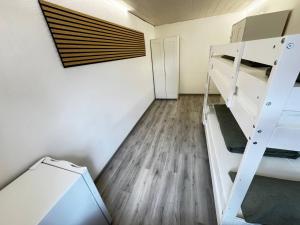 a room with a bunk bed and a staircase at Casa Artisanos in Ehringshausen