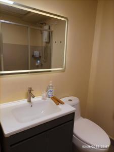 Un baño de New corner unit 1BR at Avida with Espresso machine