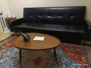 Un lugar para sentarse en New corner unit 1BR at Avida with Espresso machine