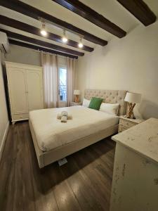 Postel nebo postele na pokoji v ubytování Family Flat Near Ramblas BCN 5 rooms