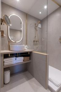 Ένα μπάνιο στο Hôtel Henry II Beaune Centre