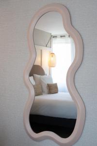 Ένα ή περισσότερα κρεβάτια σε δωμάτιο στο Hôtel Henry II Beaune Centre