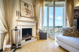 ein Wohnzimmer mit Kamin und Couch in der Unterkunft Villa Marcella in Santa Margherita Ligure
