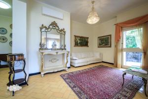 ein Wohnzimmer mit einem weißen Sofa und einem Spiegel in der Unterkunft Villa Marcella in Santa Margherita Ligure + 23 Fotos