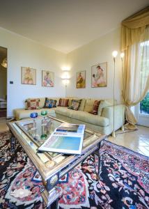ein Wohnzimmer mit einer Couch und einem Glastisch in der Unterkunft Villa Marcella in Santa Margherita Ligure