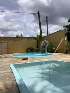 a swimming pool with a water fountain at Casa Rústica com piscina in Pirenópolis