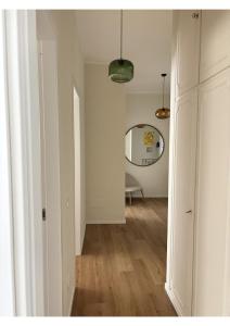 ローマにあるBonci Rooms - Appartamento in zona Policlinico Gemelli, Università Cattolica, Vaticano, Stadio Olimpicoの鏡とテーブルのある廊下のある部屋