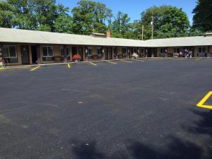 an empty parking lot in front of a building at Downtown Inn in Eugene