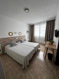 Ένα ή περισσότερα κρεβάτια σε δωμάτιο στο Hostal Residencia Cardona +23 φωτογραφίες