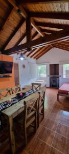 Un comedor con una mesa y sillas en una habitación. en Complejo Buena Vista Capilla del Monte, en Capilla del Monte 4 fotos más