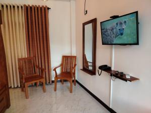 TV a/nebo společenská místnost v ubytování Diora Hotel