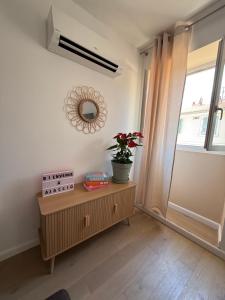 een kamer met een tafel met een plant erop bij T2 Cosy HYPER CENTRE AJACCIO in Ajaccio