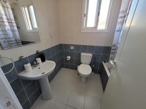 Ένα μπάνιο στο Large 2-bedroom townhouse with patio, 200Mbps WiFi +7 φωτογραφίες