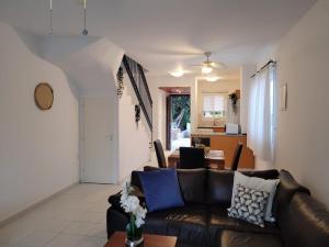 Χώρος καθιστικού στο Large 2-bedroom townhouse with patio, 200Mbps WiFi