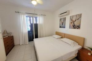 Ένα ή περισσότερα κρεβάτια σε δωμάτιο στο Large 2-bedroom townhouse with patio, 200Mbps WiFi