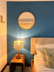 En eller flere senger på et rom på Blue Ocean Suites & Apartments