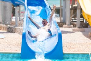 Бассейн в Xperience Kiroseiz Parkland или поблизости