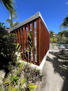 un edificio con paneles de madera en su lateral en appartement T2 Soléia Zen, en Le Gosier