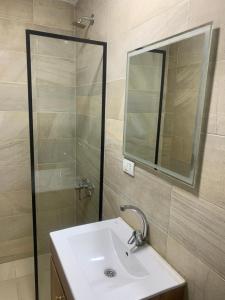 Un baño de Z Pyramids Inn