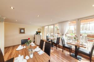 a dining room with a table and chairs at Hotel Marco Polo in Hamburg