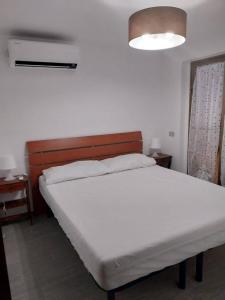 - une chambre avec un lit doté d'un matelas blanc dans l'établissement Fpo-Fio42tp Casa su due Piani, 6 Pax A Ottiolu, à Porto Ottiolu