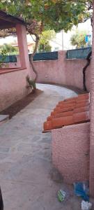 un banc assis devant un bâtiment dans l'établissement Fpo-Fio42tp Casa su due Piani, 6 Pax A Ottiolu, à Porto Ottiolu