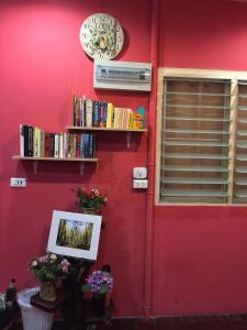 Perpustakaan di rumah tamu ini +38 gambar