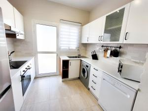 Η κουζίνα ή μικρή κουζίνα στο Large comfortable 2 bedroom apartment 200Mbps WiFi +1 φωτογραφίες