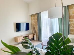 Μια τηλεόραση ή/και κέντρο ψυχαγωγίας στο Large comfortable 2 bedroom apartment 200Mbps WiFi