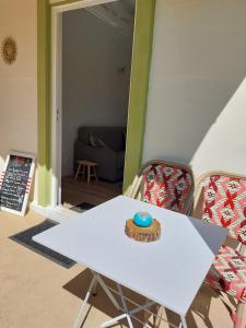 a table with a cake on top of it in a room at Domaine isolé dans les vignes avec sa jacuzzi house in Beaulieu-sur-Loire