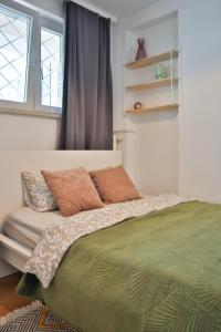 une chambre avec un lit avec des oreillers et une fenêtre dans l'établissement Central View Marszałkowska by VAYA STAYS, à Varsovie