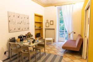 a dining room with a table and chairs at NUOVO - Appartamento con vista sui mercatini di Natale in Asti