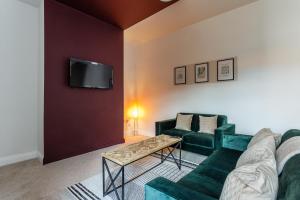 una sala de estar con un sofá y una mesa en Comfort House Sunderland - Work, Rest, Reconnect, en Pallion