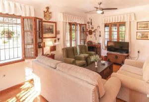 Una sala de estar con un sofá y un televisor. en Casa Rural Santa Ana, en Marchena