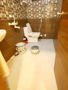 un baño con inodoro y lavabo en Jai Shree Radhe Krishna Radiant, en Vrindāvan
