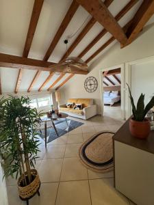 una sala de estar con techo con vigas de madera. en Appartement dans résidence standing, en Porto Vecchio