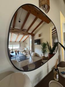 espejo redondo en la sala de estar con mesa en Appartement dans résidence standing, en Porto Vecchio