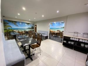 a dining room with tables and chairs in a restaurant at Trebovir Hotel in London +28 photos