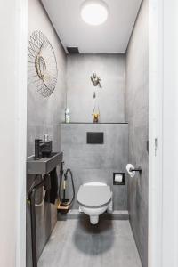 une salle de bain avec des toilettes blanches et un lavabo dans l'établissement SM Center located room on the canal, à Amsterdam