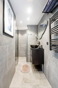 une salle de bain avec un lavabo et une douche dans l'établissement SM Center located room on the canal, à Amsterdam