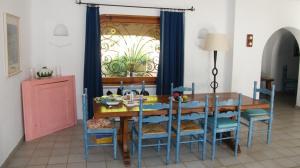 una sala da pranzo con tavolo, sedie e una finestra di Villa Sycorax, waterfront with private jetty and buoy a Porto Rafael Altre 31 foto