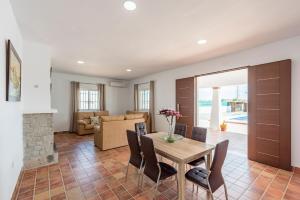 ein Esszimmer mit Tisch und Stühlen in der Unterkunft Casa Brisa del Valle in Sevilla