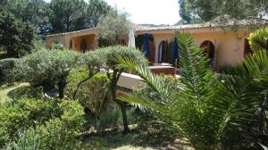 una casa in mezzo a un giardino alberato di Villa Sycorax, waterfront with private jetty and buoy a Porto Rafael