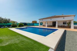 ein Swimmingpool im Hinterhof einer Villa in der Unterkunft Casa Brisa del Valle in Sevilla