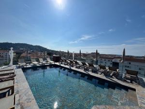 Πισίνα στο ή κοντά στο Best Western Plus Cannes Riviera