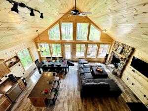 Istumisnurk majutusasutuses Group Lake Cabin with Ping Pong Table Loaded with Kayaks in Wisconsin
