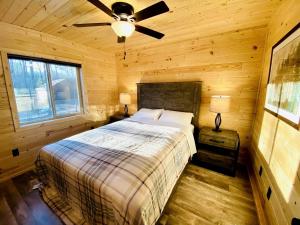 Voodi või voodid majutusasutuse Group Lake Cabin with Ping Pong Table Loaded with Kayaks in Wisconsin toas