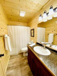 Vannituba majutusasutuses Group Lake Cabin with Ping Pong Table Loaded with Kayaks in Wisconsin